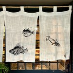 たるごや - お店暖簾。くたびれた感じですが、風情があります…