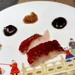 仁修樓 - ④ 脆皮烤乳豬　
      　子豚の丸焼き（りんご、黒酢味噌）