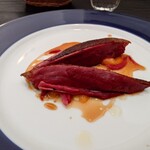 ベルエキップ - 皮の香ばしさと胡椒の香りと味わい
      滲み出る赤い血の肉汁と鳩の旨味感❗️
      
      他の店でもいろいろと鳩料理を食べてきたけれど
      こんなにも鳩の肉がジューシーで美味しい❗️
      と思った事は一度もなかった