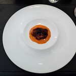 ベルエキップ - ◯究極のフォアグラ
      保存されているフランス産の最高級フォアグラと
      下の黄色いのが『ウンボイユ』スクランブルエッグの意
      
      トリュフオイルと卵、トリュフオイルとフォアグラ
      相性の良い組み合わせ