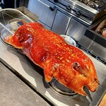 仁修樓 - ④ 脆皮烤乳豬　
      　子豚の丸焼き（りんご、黒酢味噌）