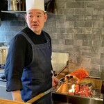 仁修樓 - ④ 脆皮烤乳豬　
      　子豚の丸焼き（りんご、黒酢味噌）