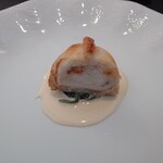 ベルエキップ - 真ん中が敢えて野締めされた
      脂と香りの強い200gの舌平目
      
      周りが濃い目に作った帆立のムースに
      きのこのデュクセルを周りに散らして
      （マッシュルームを刻んでバターを入れた品）
      
      ヴァンブランソース