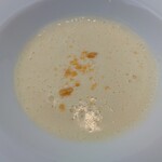 ベルエキップ - コースの構成で
      『時々、美味しくない料理を混ぜる』
      とシェフが話されていたけれど
      
      このスープに後味が残る感は少ないのは
      その事を意味しているのかもしれない❔