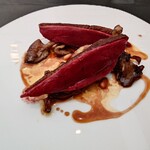 ベルエキップ - 松の実の香ばしさ
            焦がした美味しさのある押しつぶした里芋、舞茸
            香ばしさとトリュフオイルの香りとコク感が
            真鴨の旨みを押し上げて円味ある旨みに昇華している