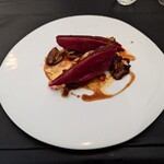 ベルエキップ - ◯真鴨の3時間ロティー
      フォアグラのソースで舞茸が和えてある
      
      真鴨のジューシーさと香ばしさが特筆物❗️
      
      ソースに胡椒が入る