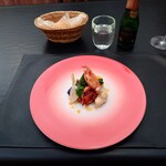 ベルエキップ - ◯究極のオマール
      オマールの女王と呼ばれる
      『オマールブルー』が使われている
      
      今回は焼き方ではなく処理を変えられているとの事