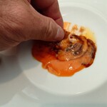 ベルエキップ - フォアグラは生感と焼き感、両方味わえて
      トロッとしている旨み感が凄く
      問答無用に旨いなあ❗️
      
      トリュフソースの香りもふんわりと広がり
      
      トリュフソースと卵黄のソース