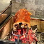 仁修樓 - ④ 脆皮烤乳豬　
      　子豚の丸焼き（りんご、黒酢味噌）