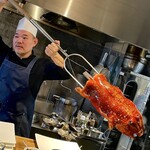 仁修樓 - ④ 脆皮烤乳豬　
      　子豚の丸焼き（りんご、黒酢味噌）