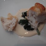 ベルエキップ - 旨み感ある白身魚と帆立のムースに
      チーズの香ばしい感あるカリッと揚げられたパイと
      爽やかな白ワインのヴァンブランソースが合わさり
      美味しいなあ♪
      
      この酸味爽やかさなヴァンブランソースも美味