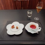 ベルエキップ - 紅茶と小菓子
      
      ▷ドリンク
      「今回の小菓子には紅茶がオススメです」
      とシェフが話されたので紅茶を選択している
      
      鮮烈な香りと爽やかさのある紅茶で