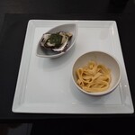 ベルエキップ - 牡蠣のグラタンコンテンポラリー
      生で食べても美味しい牡蠣をサッと炙った品
      
      牡蠣ナーラは
      ヌイ（柔らかなヌードル）で
      チーズを使わずにカルボナーラの
      ニュアンスを持たせて後味が牡蠣の味となる