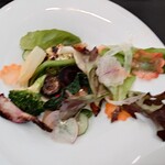 ベルエキップ - チーズ、バターの旨み感との組み合わせから
      口の中でいろいろ変化して広がり
      食べてて楽しい旨みの中にも
      ソースに酸味感もあり、食べてて楽しいなあ❗️
      
      ここのサラダはもっと食べたくなる面白い味わい❗️