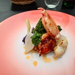 ベルエキップ - 生のプリッと感と表面の焼き感が合わさった
      何とも言えないはち切れんばかりの
      絶妙な食感だぞっ❗️
      
      前回、こんな食感だったっけ❔
      
      噛むとオマールブルーの旨みが
      ジュンワリと口の中に広がる❗️