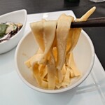 ベルエキップ - パスタのソースとコンテンポラリー牡蠣を食べると
      牡蠣のグラタンの磯臭さの特徴に、円やかさも加わり
      面白い味わいで美味しい