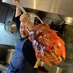 仁修樓 - ④ 脆皮烤乳豬　
                                　子豚の丸焼き（りんご、黒酢味噌）