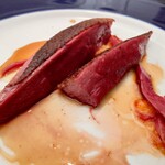 ベルエキップ - 酸味爽やかなソースとカレーパンが合ってるなあ
      
      ジーンと来る後味の旨み感❗️
      またスパークリングワインが減らないw