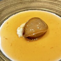 仁修樓 - ⑤蠔皇煮品鮑
                    　吉浜産乾燥鮑のステーキ、
                    　卵白と生クリーム添え