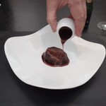 ベルエキップ - ◯究極のビーフシチュー
      ソースが究極
      牧草牛10キロの牛肉から2キロしか取れない牛だけの出汁
      ソースをスプーンで一舐めしてから
      お箸で肉を頬張ってください
      との説明