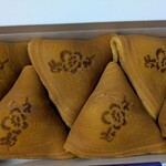 亀屋米津 本店 - 三河巻(やわらかい皮がこしあんを包んだお菓子)　季節ごとの焼印は「梅」です　間違いない美味しさでした