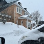 ロッヂいざよい - 雪の中から綺麗な建物がみえてきます^_^