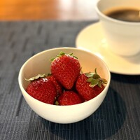 The Grill on 30th - いちご山盛り。何往復もした♪