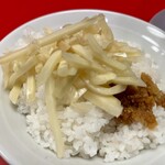 家系ラーメン 王道家直系 修 - 刻み生姜と無限ニンニクをONしてスープを浸したのりで食べるとサイコーです。