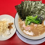 家系ラーメン 王道家直系 修 - ・ラーメン（950円）
      ・のり5枚（150円）
      ・ライス（150円）