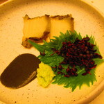 鮨処 凜 - 大将おまかせ　１５０００円（税込）　一品料理-３　蝦夷鮑の煮物　肝ソース、安曇野の山葵・紅たでと【２０２５年１月】