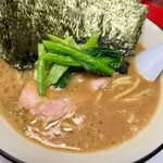 家系ラーメン 王道家直系 修 - スープが塩っぱ過ぎず美味しいです！