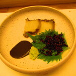 鮨処 凜 - 大将おまかせ　１５０００円（税込）　一品料理-３　蝦夷鮑の煮物　肝ソース、安曇野の山葵・紅たでと【２０２５年１月】