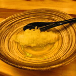 鮨処 凜 - 大将おまかせ　１５０００円（税込）　一品料理-４　日高産真ふぐ・昆布出汁と鰹出汁のあんかけ　柚子の皮と菊の花を散らして【２０２５年１月】