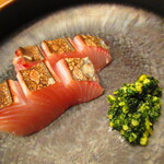 鮨処 凜 - 大将おまかせ　１５０００円（税込）　一品料理-５　京都舞鶴産鰆の炙り　大葉とパルミジャーノレッジャーノ入りのジェノベーゼソース・【２０２５年１月】