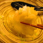 鮨処 凜 - 大将おまかせ　１５０００円（税込）　一品料理-４　日高産真ふぐ・昆布出汁と鰹出汁のあんかけ　柚子の皮と菊の花を散らして【２０２５年１月】