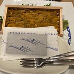 第8八千代丸 - （５）箱　雲丹（うに）　小ぶりだが、海苔一枚に贅沢に巻いていただく