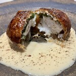 馳走西健一 - たっぷりの炒め玉葱と大葉に包まれた太刀魚とコチがパイ包みに　焼き立ての香ばしいパイと柔らかな魚に香ばしい玉葱　クリームソースの相性も素晴らしい極上の一品！