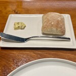 馳走西健一 - パンと自家製バター　隣の方はパン複数個で羨ましい光景