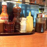 ハンバーグ・ステーキ&J - 卓上調味料も豊富