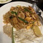 イサーンキッチン タイ料理&タイ居酒屋 - パッタイです。辛さが選べます。