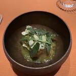 モノリス - 4皿目
      藁で瞬間燻製した富山産天然鰤のセビーチェ、カリフラワー、金柑、ロマネスコ。