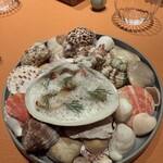 モノリス - 5皿目
      北寄貝のミキュイ、ウィキョウ、キヌアのサラダ。