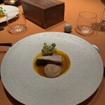 モノリス - 7皿目
      マナガツオ、ホタテ貝、インカの目覚めと蛤、サフランと蛤の出汁のソース、ブイヤベース風のソース。