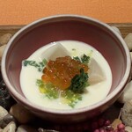 モノリス - 蕪の冷製スープ、塩漬けの蕪、蕪の葉、イクラ