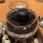 モノリス - クミン風味のニンジンムース、竹炭マカロン