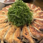 餃子・とんちゃん専門店 塚ちゃん餃子 - 餃子 しそトッピング