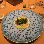 モノリス - 6皿目
      手長老のミキュイ、ポロネギのロースト。