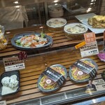 洋食コックの手作り惣菜 スター食堂 - 閉店間近のようでショーケースの中も少な目