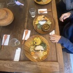 ヤムヤムカデー - カウンター、大きいテーブル、2人掛けテーブルあり。