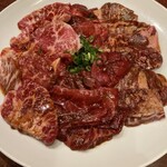 焼肉 三千里 - 左からカルビ、ロース、ハラミ各一人前